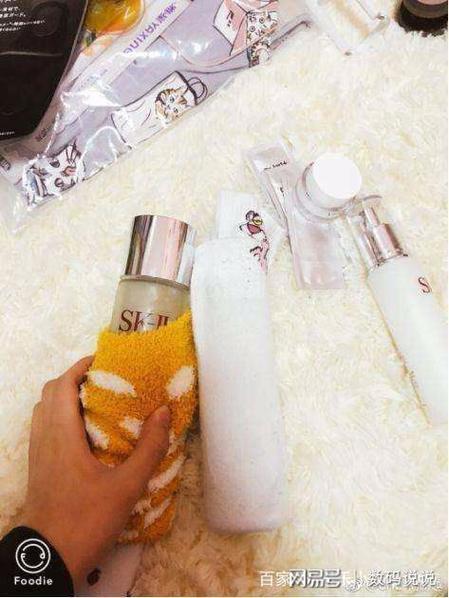 杨超越家里穷不穷,有没有去工厂做过工?她一个动作你就能看出来